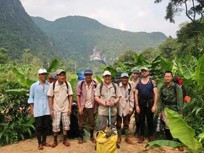 Ho Khanh (the second on the left) - the first person discovered Son Doong Cave and the British Royal exploration group