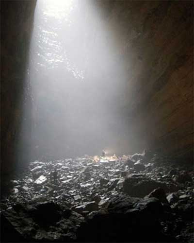 The deepest sediment hole in Vietnam photographed from the bottom