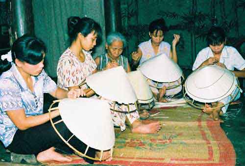 Making traditional hats in Quang Thuan (Quang Trach)