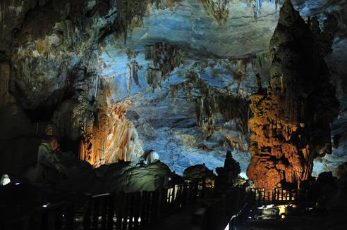 The cave is around 60 kilometers from Dong Hoi city. It is located in Phong Nha-Ke Bang national park. Experts said that Thien Duong is more beautiful than Phong Nha, which is called the number-one cave in Vietnam. Photo: VietnamNet Bridge