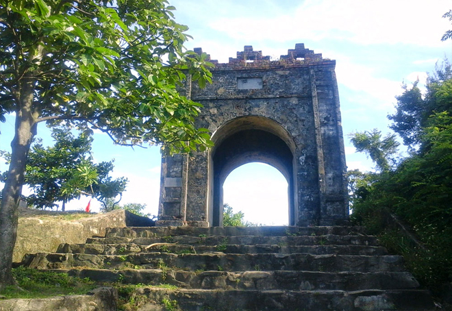 Hoanh Son gate