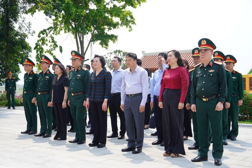 Deputy Prime Minister Pham Thi Thanh Tra expresses gratitude to heroic martyrs in Quang Tri