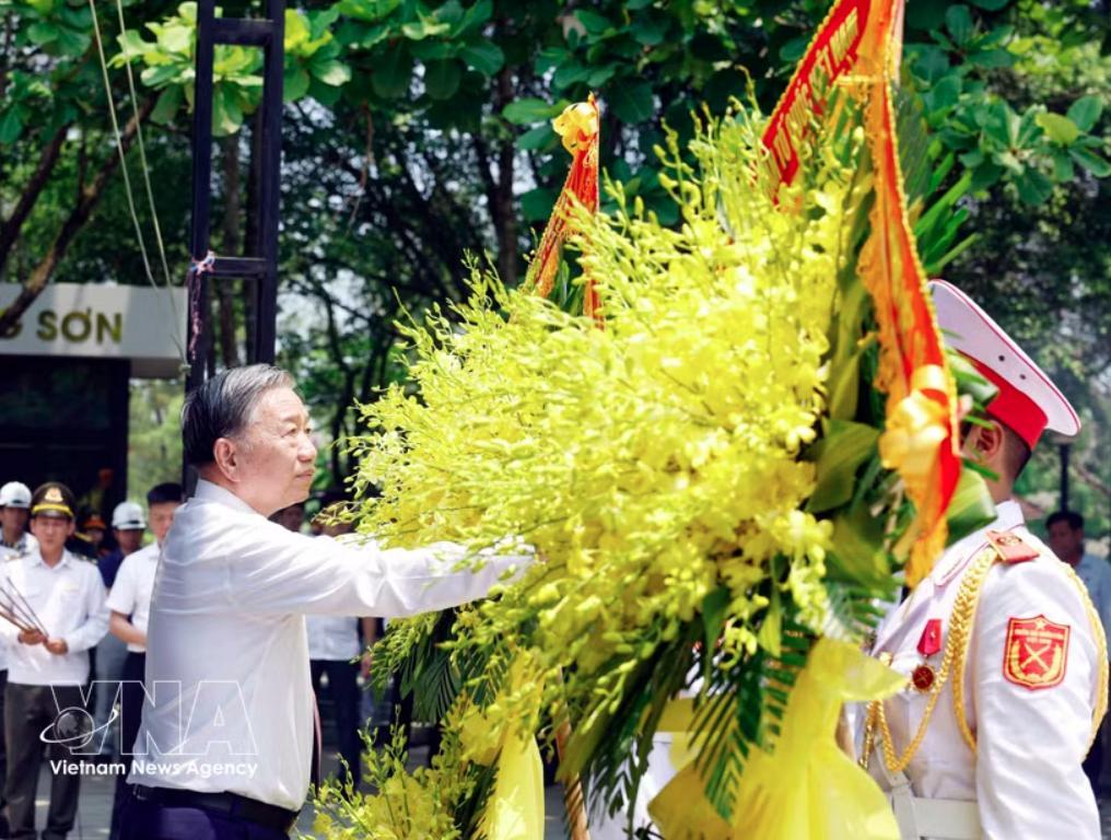 Top leader pays tribute to General Vo Nguyen Giap, martyrs in Quang Tri