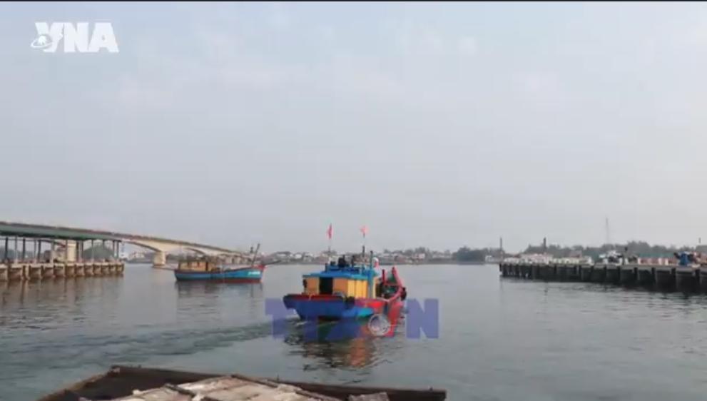 Quang Tri fishermen strive to head offshore amid dual challenges