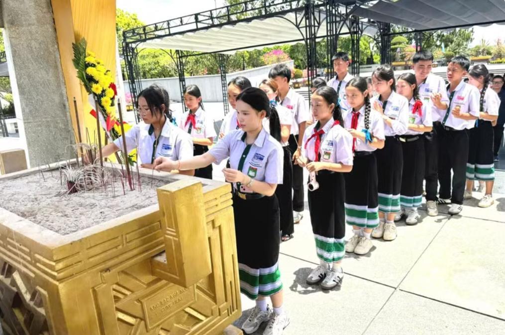 Vietnamese students in Laos pay tribute to war martyrs in Quang Tri